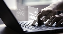 Una persona escribe en un teclado