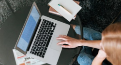 Una persona tecleando en su ordenador portátil