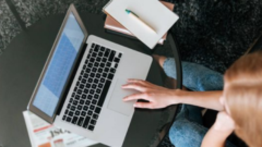 Una persona tecleando en su ordenador portátil