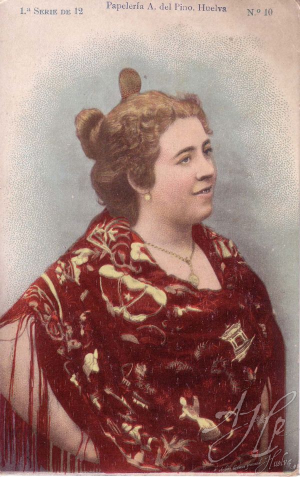 AHPH. F-001/168. Mujer con mantón y peineta. AHPH. F-001/168. Mujer con mantón y peineta.