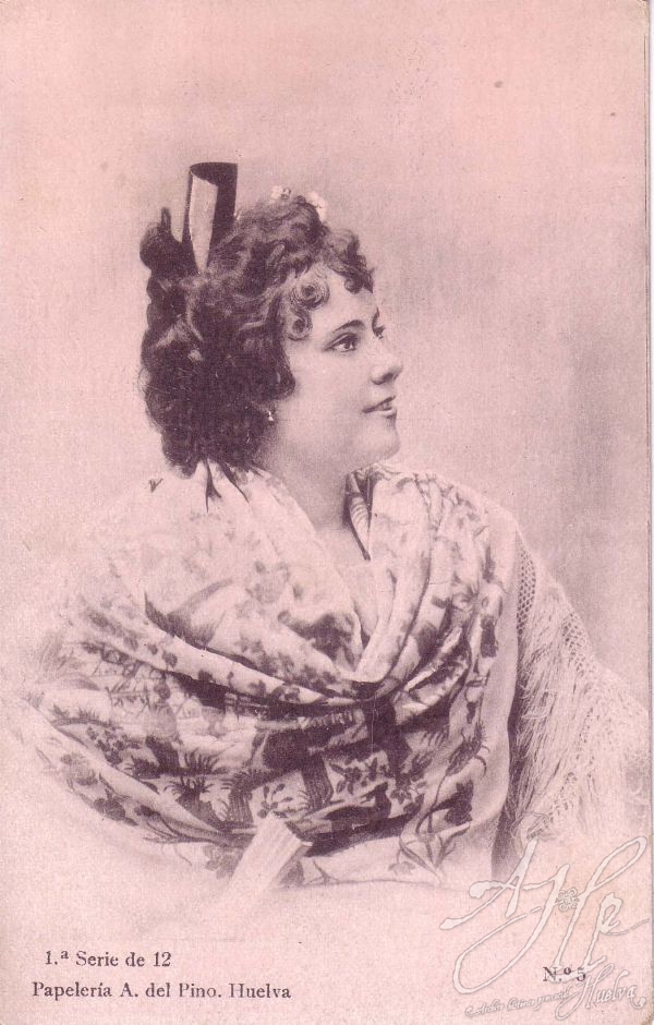 AHPH. F-001/171. Mujer con mantón, peineta y abanico. AHPH. F-001/171. Mujer con mantón, peineta y abanico.