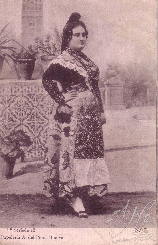 AHPH. F-001/172. Mujer con vestido típico. AHPH. F-001/172. Mujer con vestido típico.