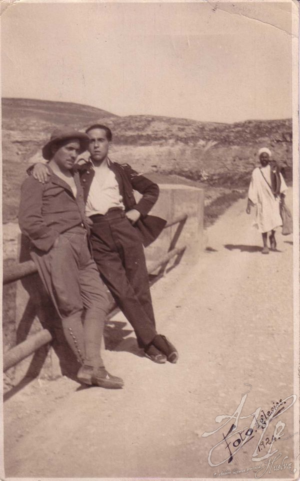 AHPH. F-001/259. Jacinto de Vega con un compañero en la excursion al Rio de Oro. Melilla. AHPH. F-001/259. Jacinto de Vega con un compañero en la excursion al Rio de Oro. Melilla.