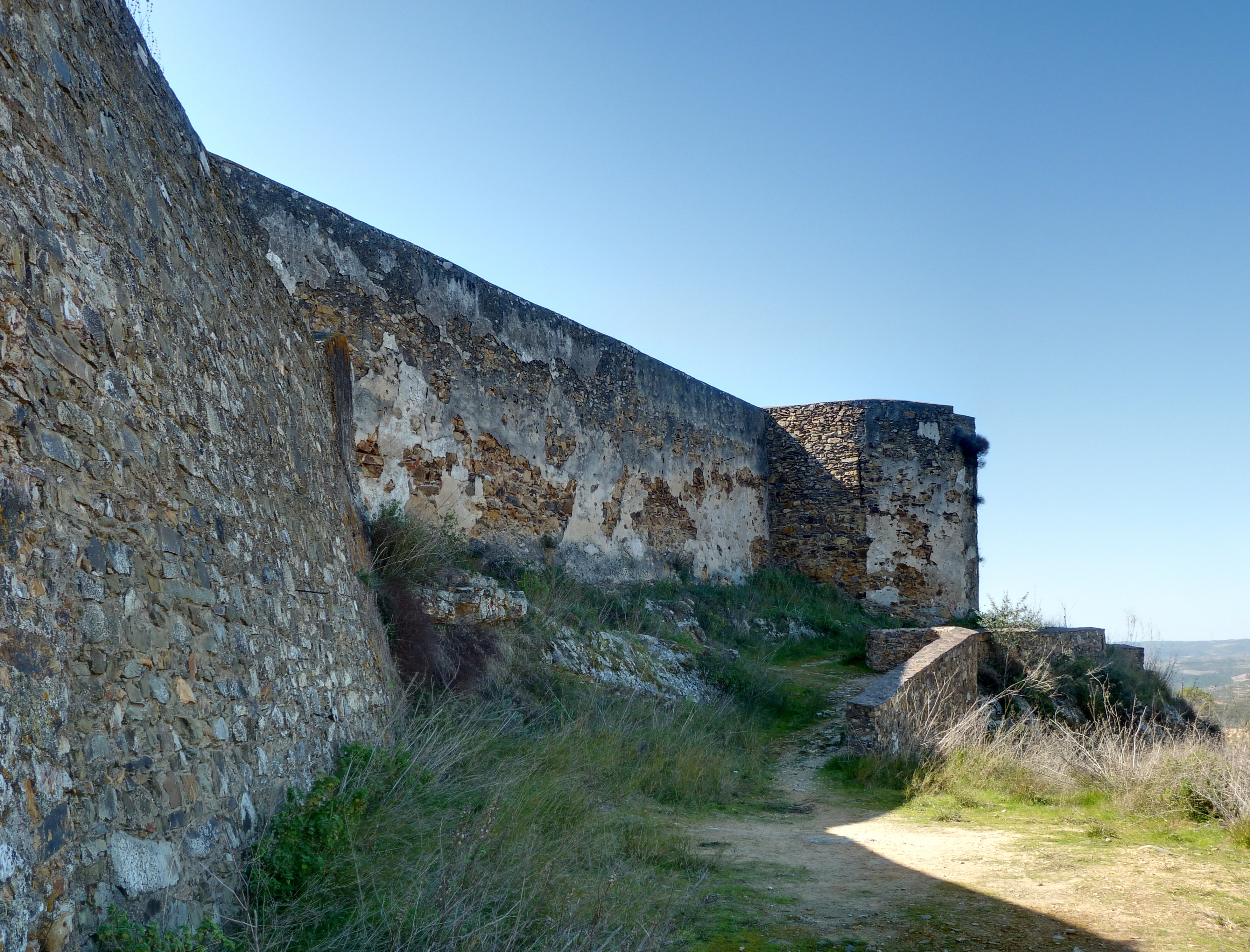 Acceso principal de la fortaleza antes de la intervención (jpg, 3,51 MB)