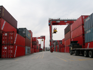 Contenedores en el puerto