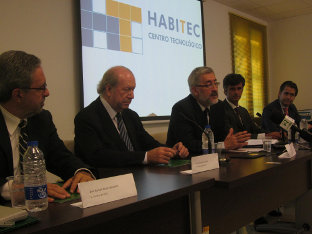 El consejero de Economía, Antonio Ávila, en el acto de la firma del convenio con