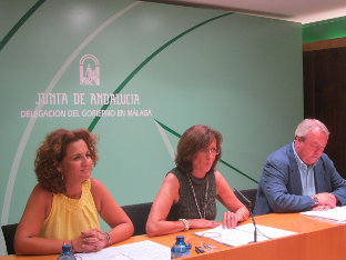 La delegada del Gobierno andaluz en Málaga, Remedios Martel, junto a la de Econo