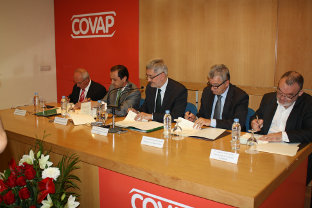 El consejero de Economía, Antonio Ávila, en la firma del convenio con las entida