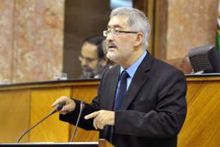 El consejero de Economía, Antonio Ávila, durante una sesión del Parlamento.
