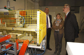 El Consejero de Economía, Antonio Ávila, junto a la alcaldesa de Sanlúcar, Irene