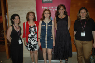 La delegada provincial de Economía y la presidenta de Sadiel (en el centro) junt