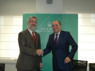 Antonio Ávila, consejero de Economía, Innovación y Ciencia y Juan Reguera,direct