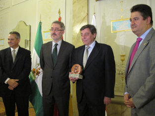 El consejero de Economía, Antonio Ávila, durante la entrega del premio