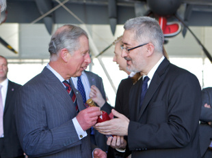 El consejero de Economía, Antonio Ávila, entrega al Príncipe de Gales aceite de 