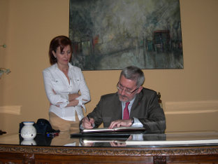 El consejero de Economía, Antonio Ávila, en el ayuntamiento de Priego (Córdoba).
