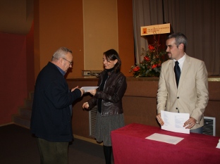 Carmen Prieto, delegada de Economía, Innovación y Ciencia entregando un diploma.