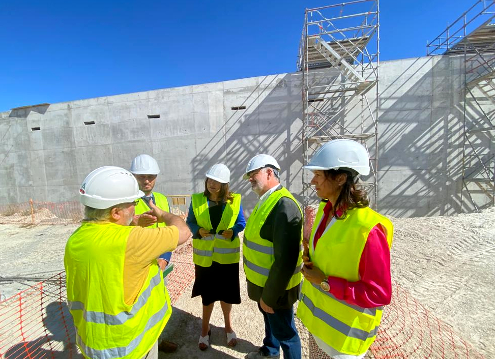 Carmen Crespo durante su visita a las obras de abastecimiento en alta de la Sierra Sur de Sevilla