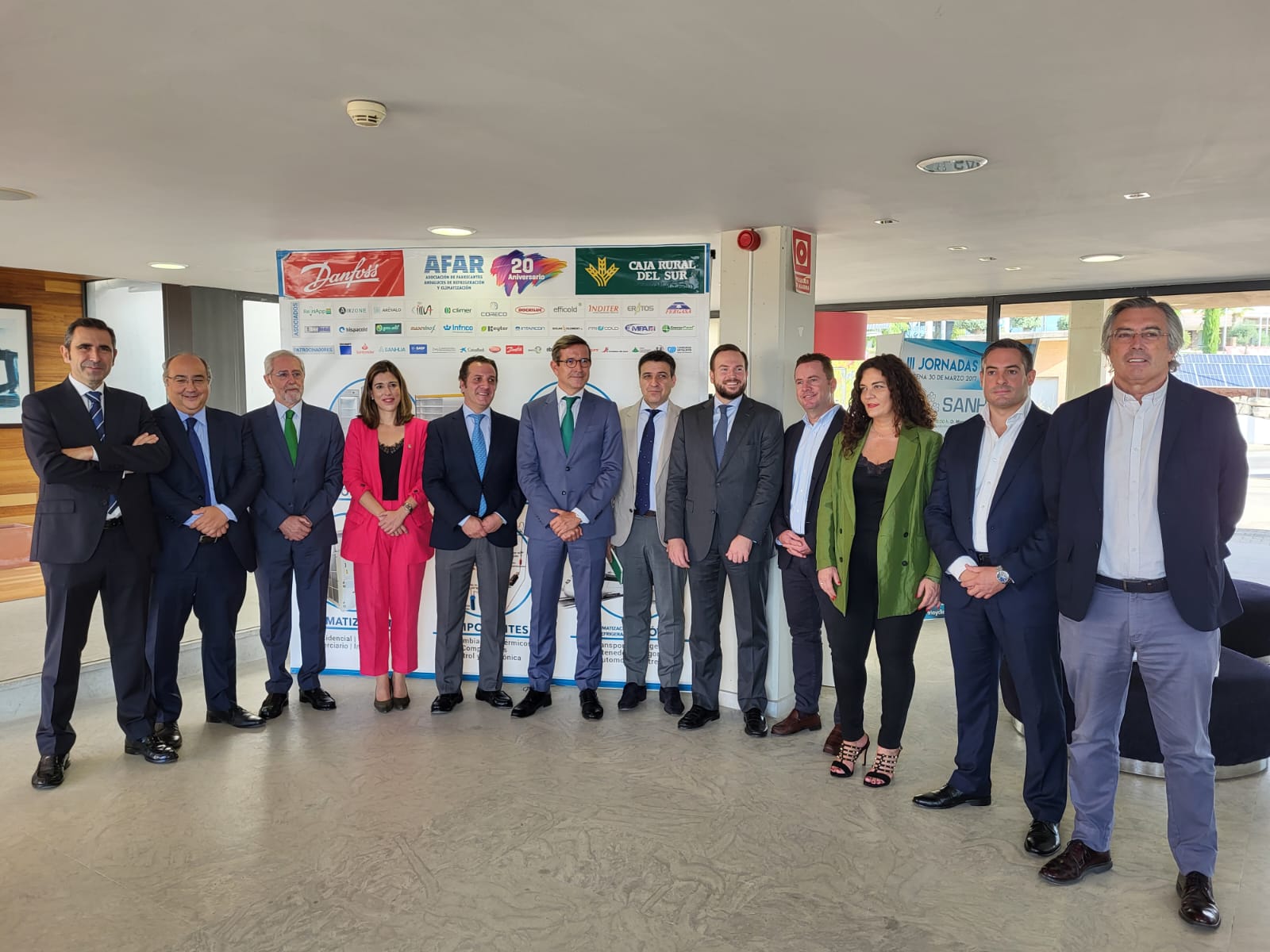 El consejero de Política Industrial y Energía, Jorge Paradela, con la Asociación de Fabricantes Andaluces de Refrigeración (AFAR) en Lucena.
