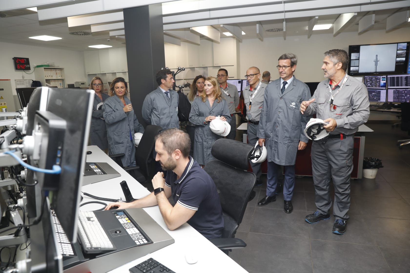 El consejero de Política Industrial y Energía, Jorge Paradela, visita el el Parque Energético San Roque de Cepsa.