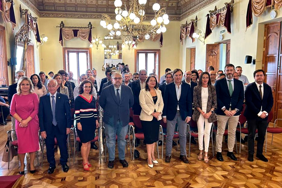 Carmen Crespo en la entrega de ayudas a OPFH de la provincia de Almería