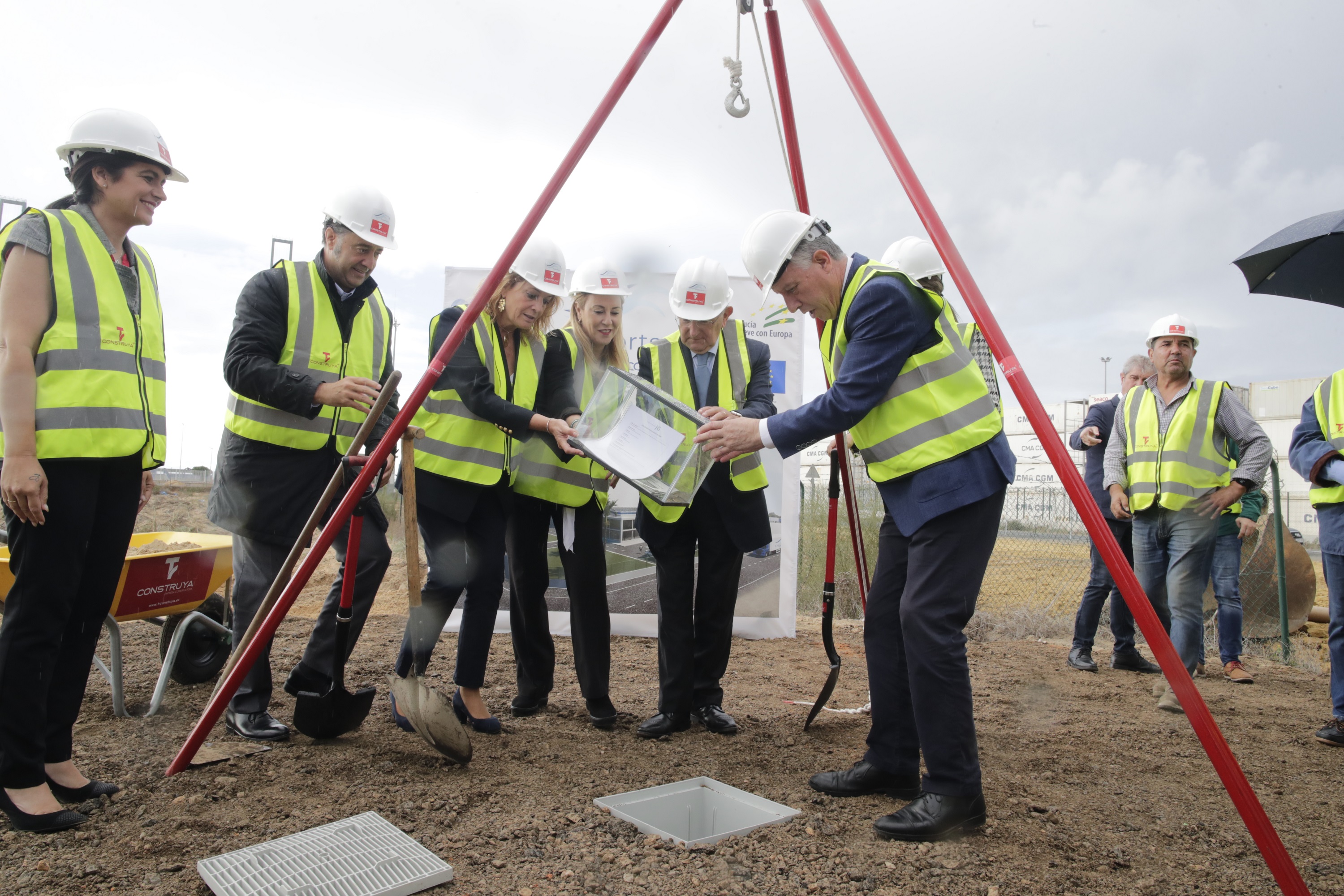 La consejera de Economía, Hacienda y Fondos Europeos, Carolina España, durante el acto de colocación de la primera piedra del Hub Logístico del Frío del Puerto de Huelva.