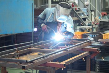 Trabajador carpintería metálica