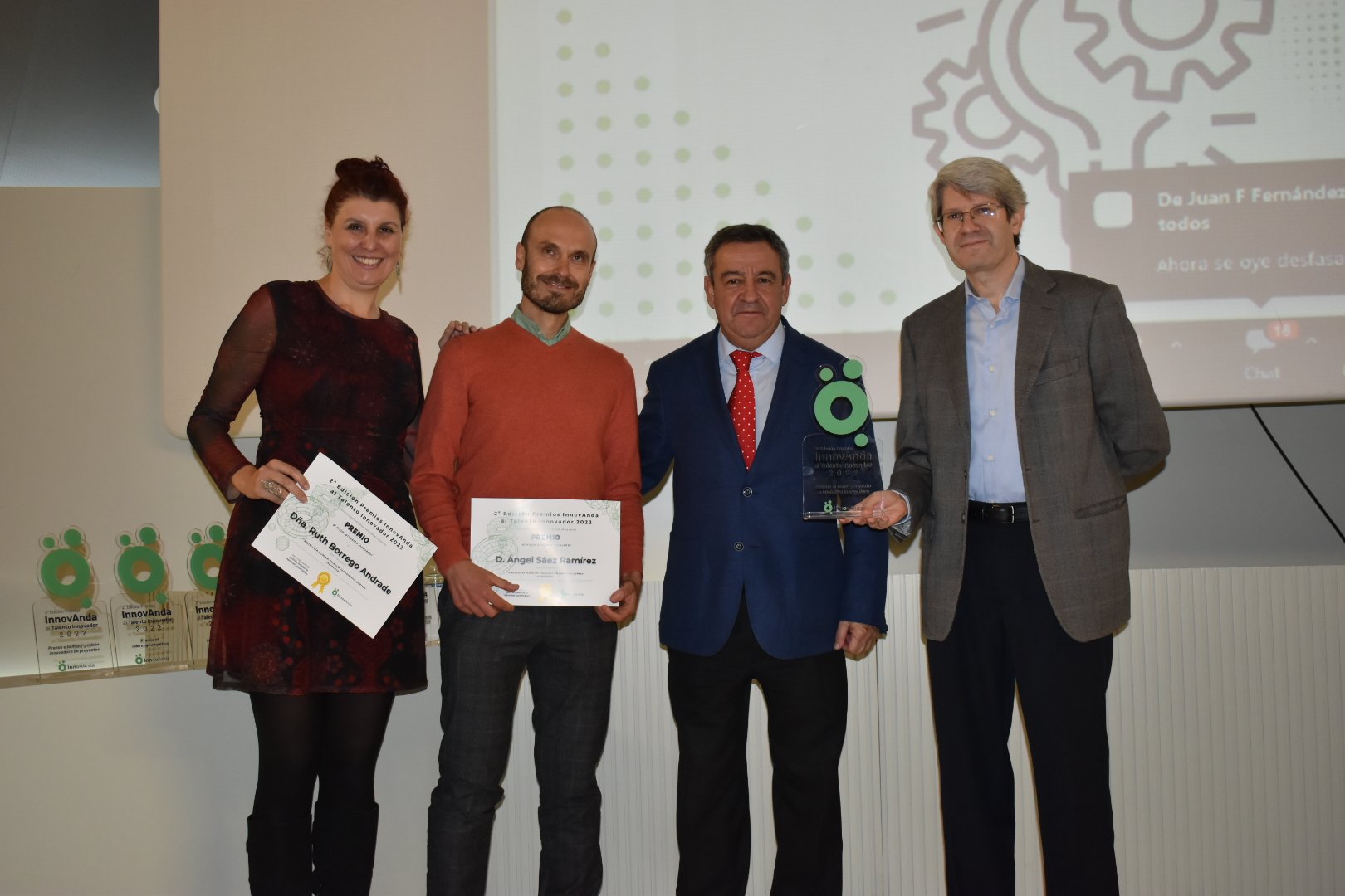Entrega del premio InnovAnda por el director del IAAP a Joaquín, Ruth y Ángel, los tres promotores del proyecto.