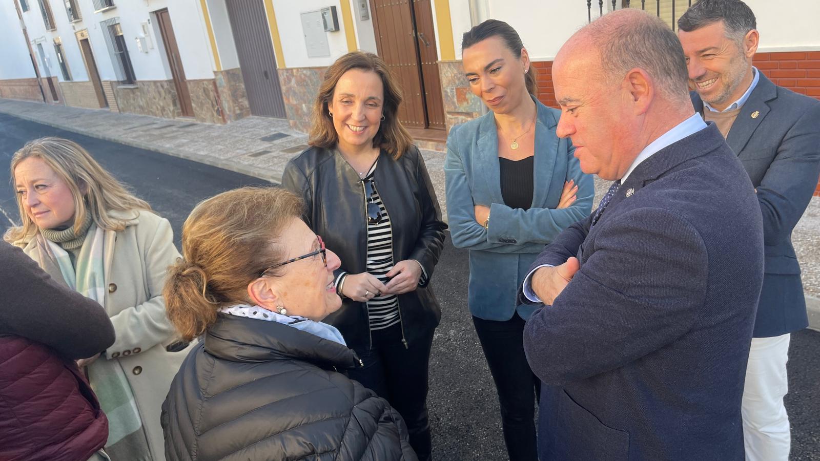 La viceconsejera visita junto al alcalde la calle Lepanto en Bobadilla