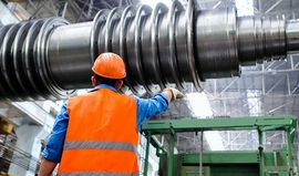 Un operario en una fábrica