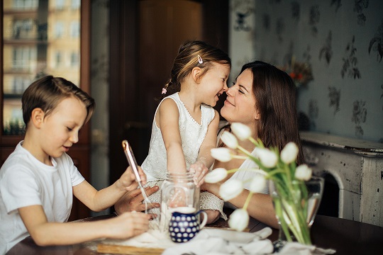 Mujer con niños conciliando