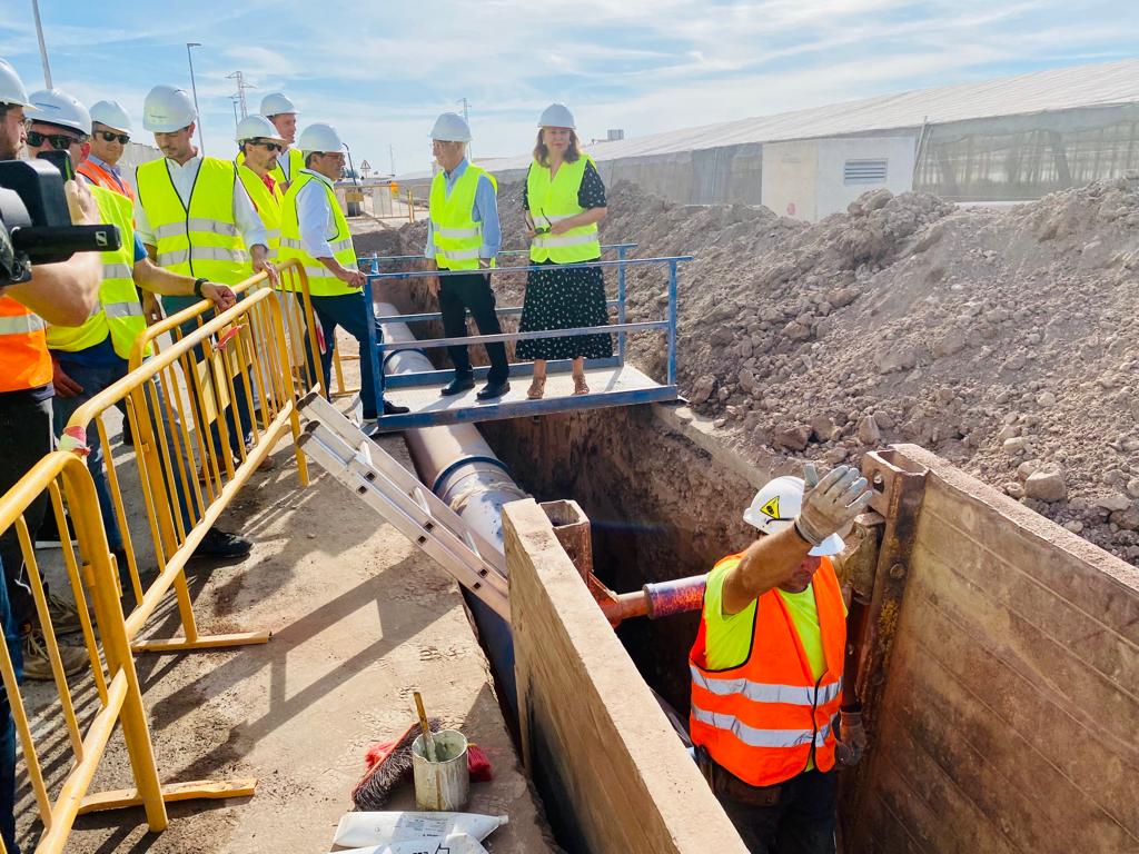La consejera en su visita a las obras de conexión de Roquetas de Mar con el agua desalada