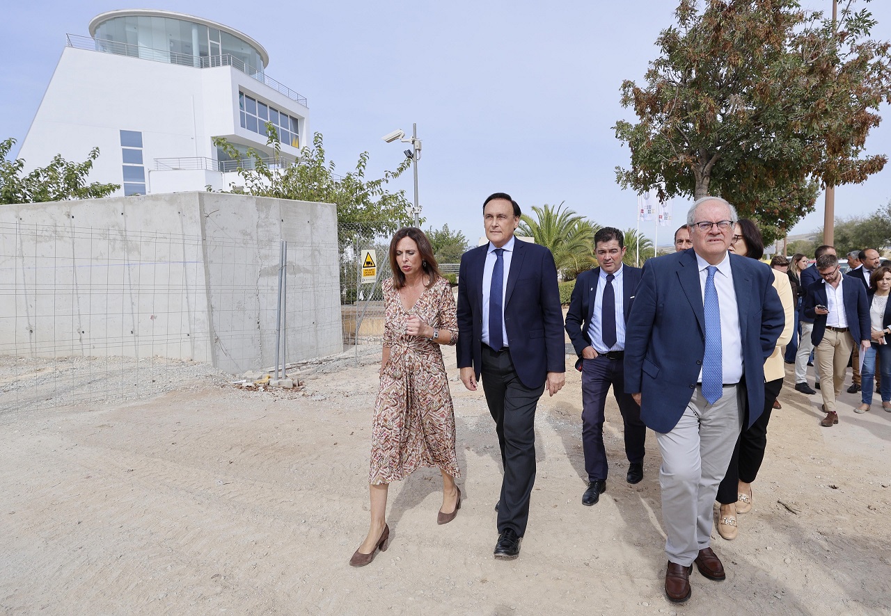 Villamandos y consejera de Fomento durante la visita a las obras del centro UGR DONES