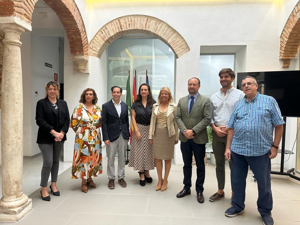 Ramón Herrera junto a la alcaldesa de Marbella
