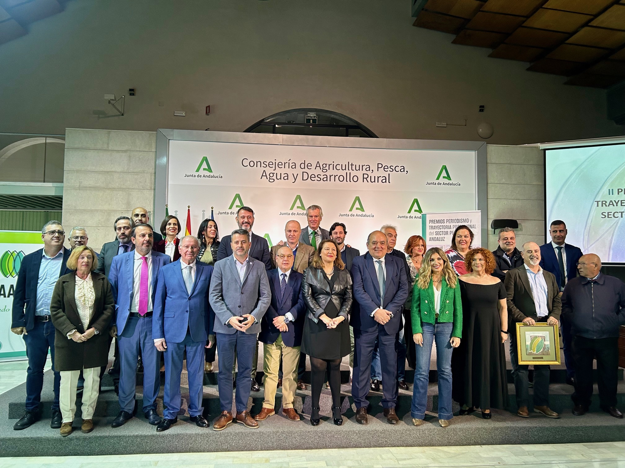 La consejera Carmen Crespo con los premiados