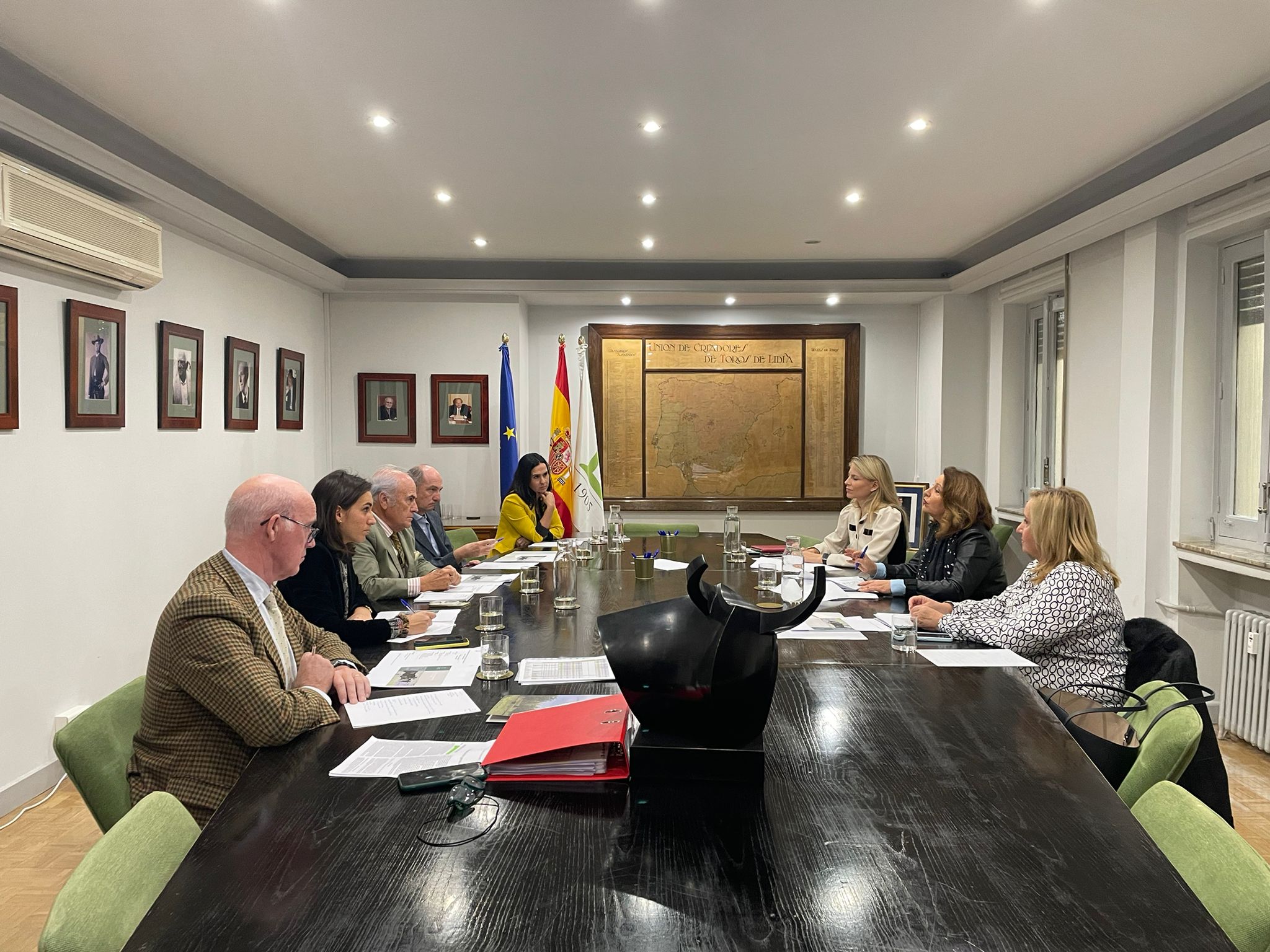 Reunión de la consejera Carmen Crespo con la Unión de Criadores de Toros de Lidia