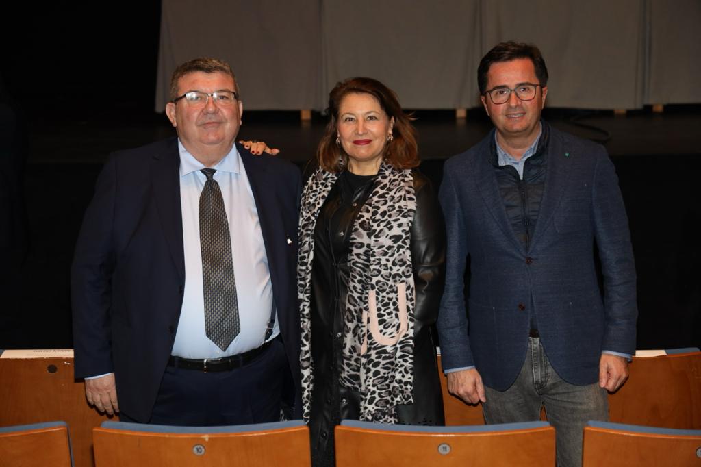 La consejera de Agricultura, Carmen Crespo, entre el director de Fhalmería, Antonio Gutiérrez, y el acalde de El Ejido, Francisco Góngora.