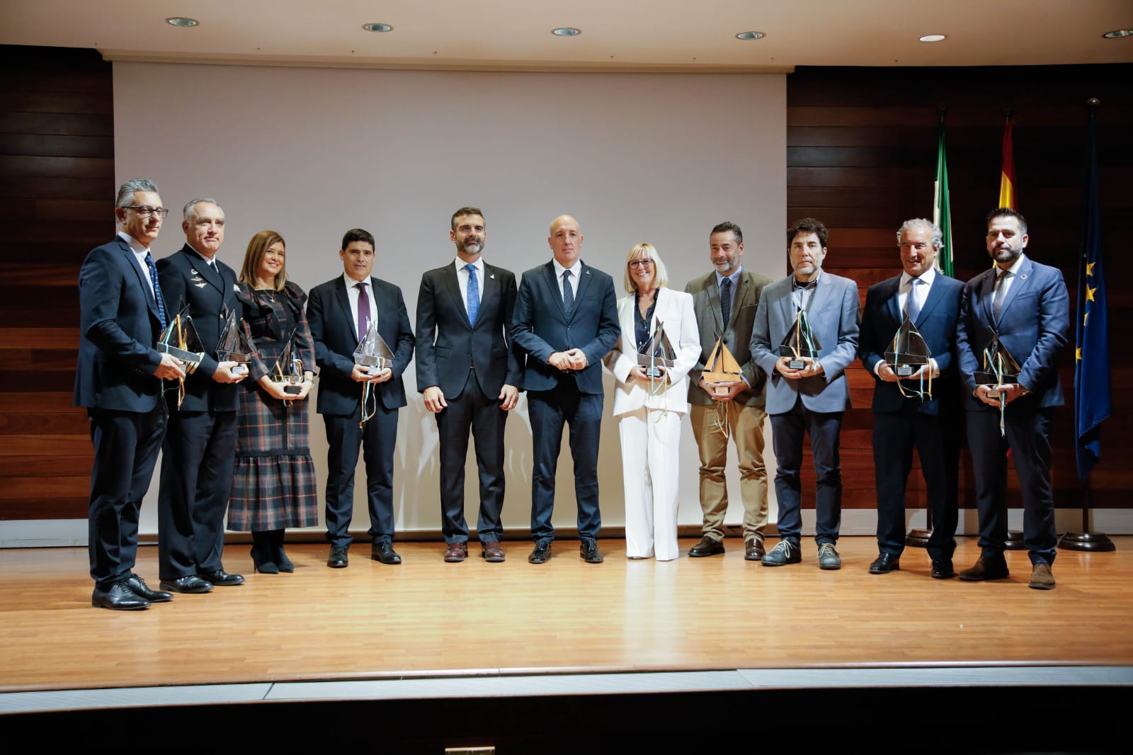 Foto de familia del consejero con los premiados.