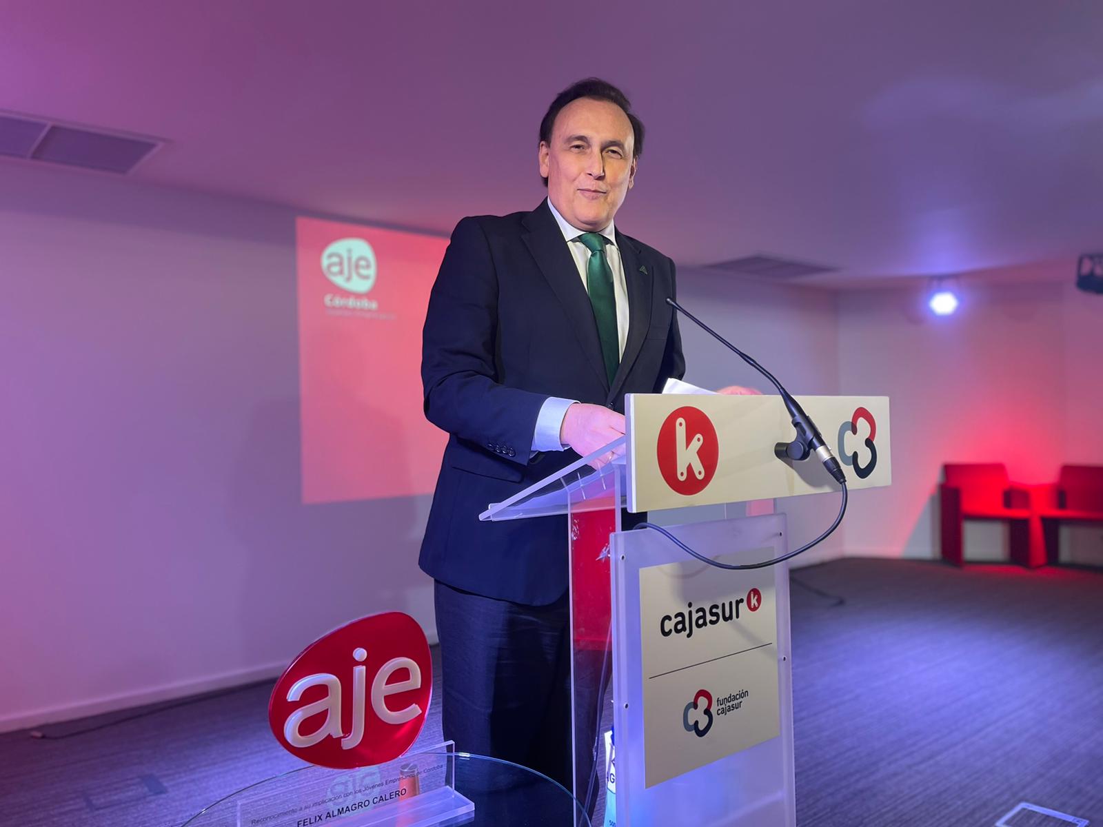 Villamandos durante la asamblea electoral de AJE Córdoba