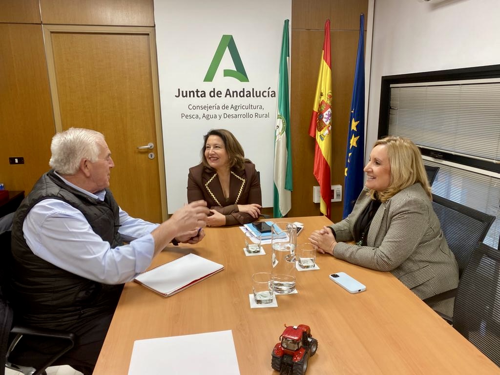 La consejera Carmen Crespo y la viceconsejera, Consolación Vera, con Miguel López, secretario general de COAG-Andalucía
