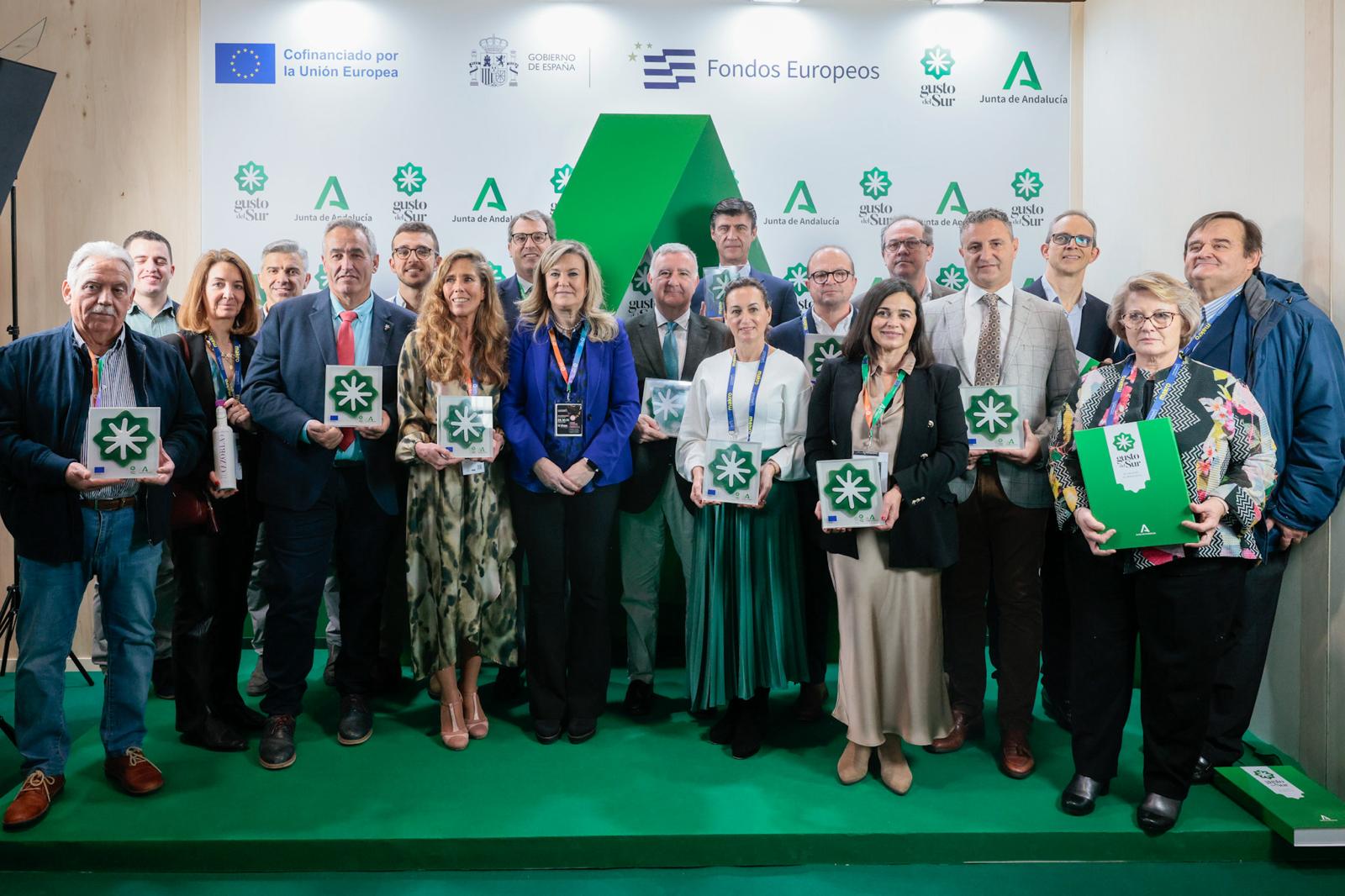 La directora general de Industrias, Innovación y Cadena Agroalimentaria, Cristina de Toro, con las nuevas empresas adheridas.