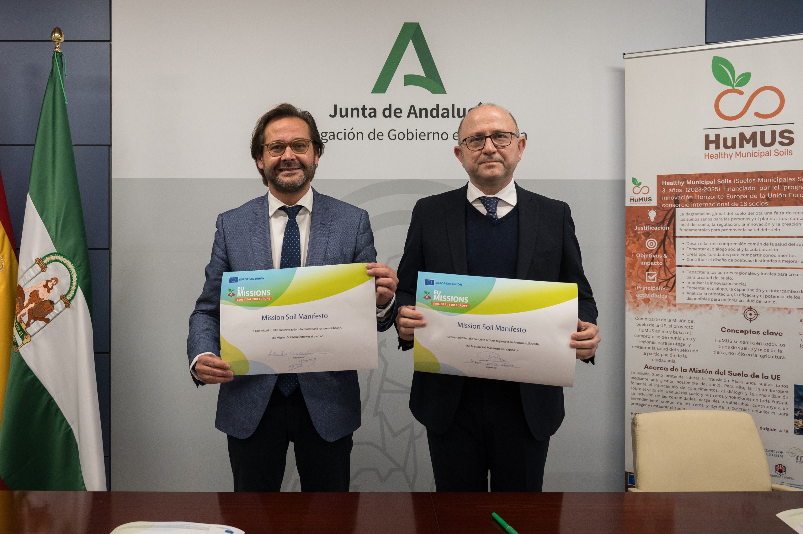 El delegado del Gobierno de la Junta de Andalucía en Granada, Antonio Granados, junto al secretario general de Agricultura, Manuel Gómez Galera.