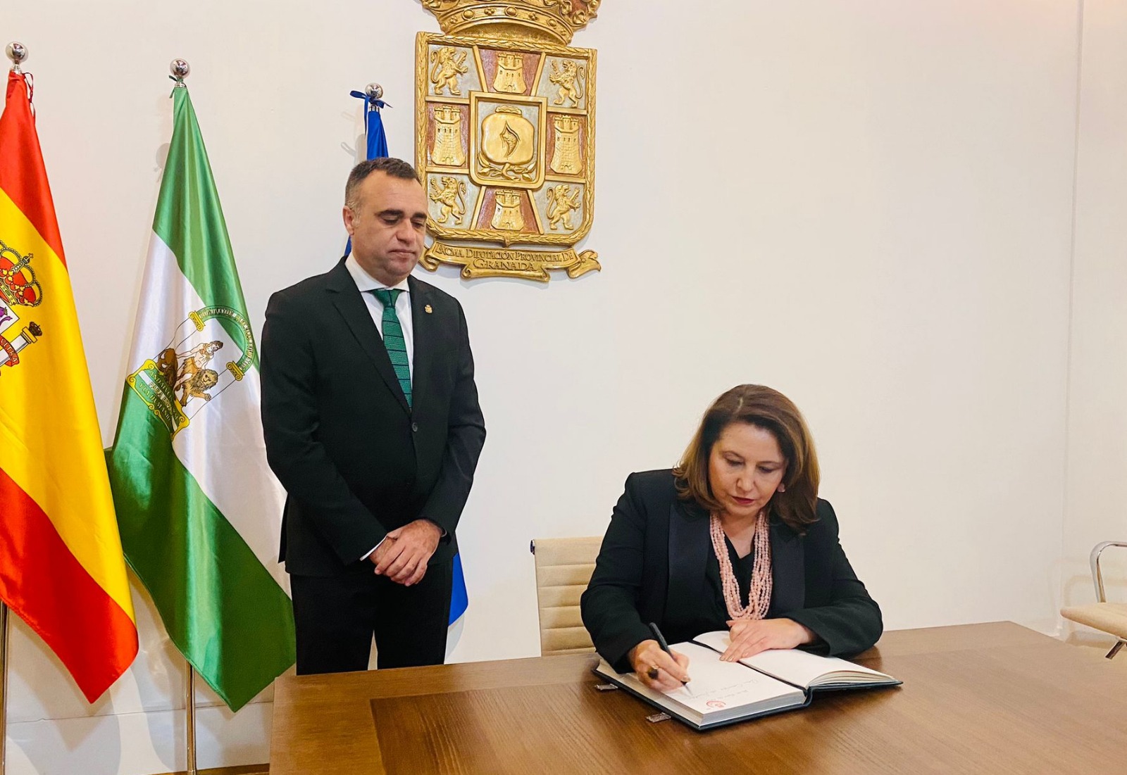 La consejera de agricultura, Carmen Crespo, firma en el libro de honor de la Diputación junto a su presidente, Francisco Rodríguez