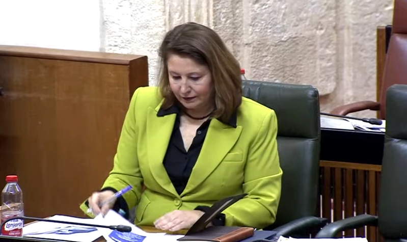 La consejera Carmen Crespo responde a la oposición en el Parlamento