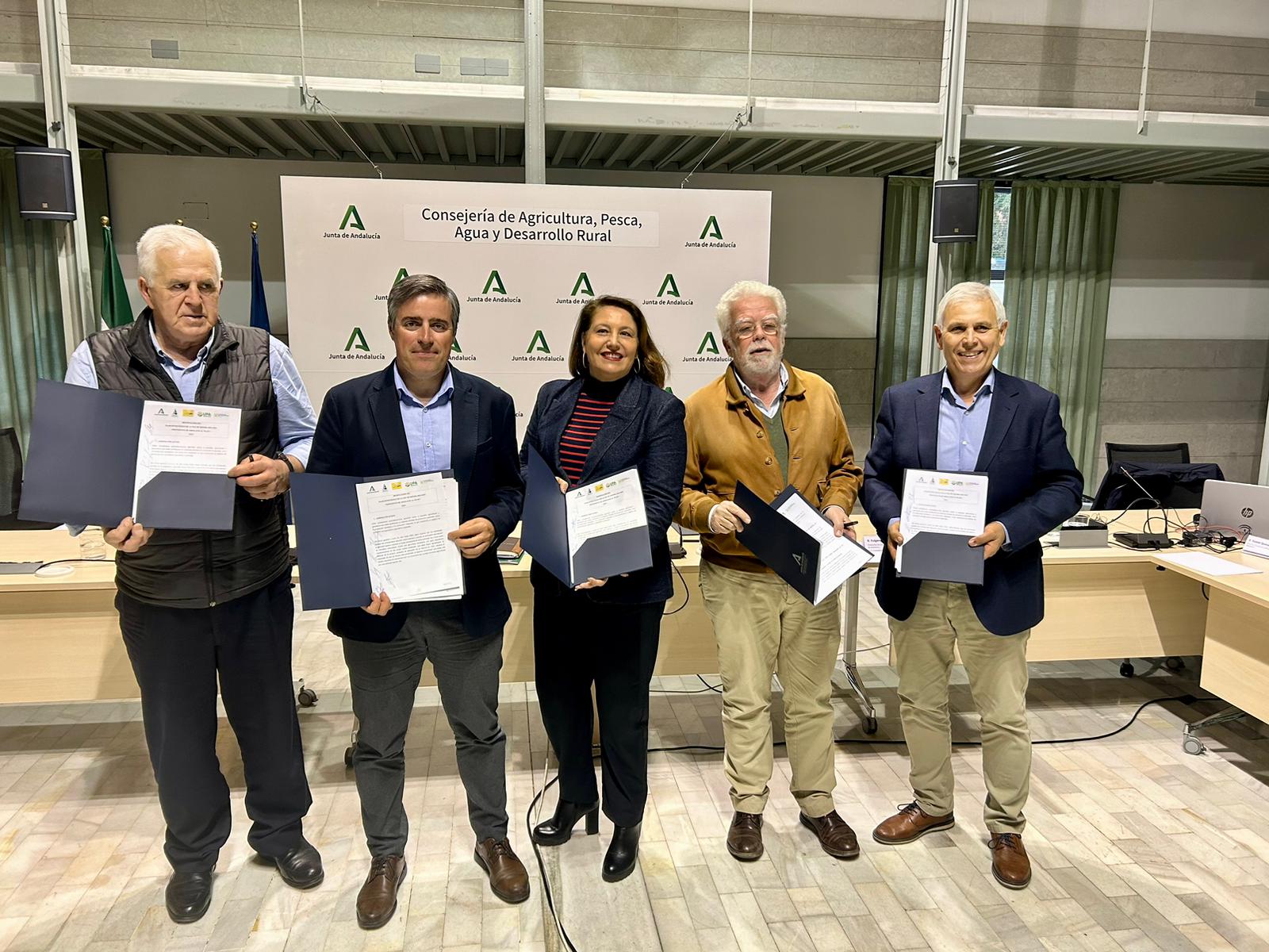 Carmen Crespo, consejera de Agricultura, Pesca, Agua y Desarrollo Rural, con los representantes de las organizaciones agrarias.