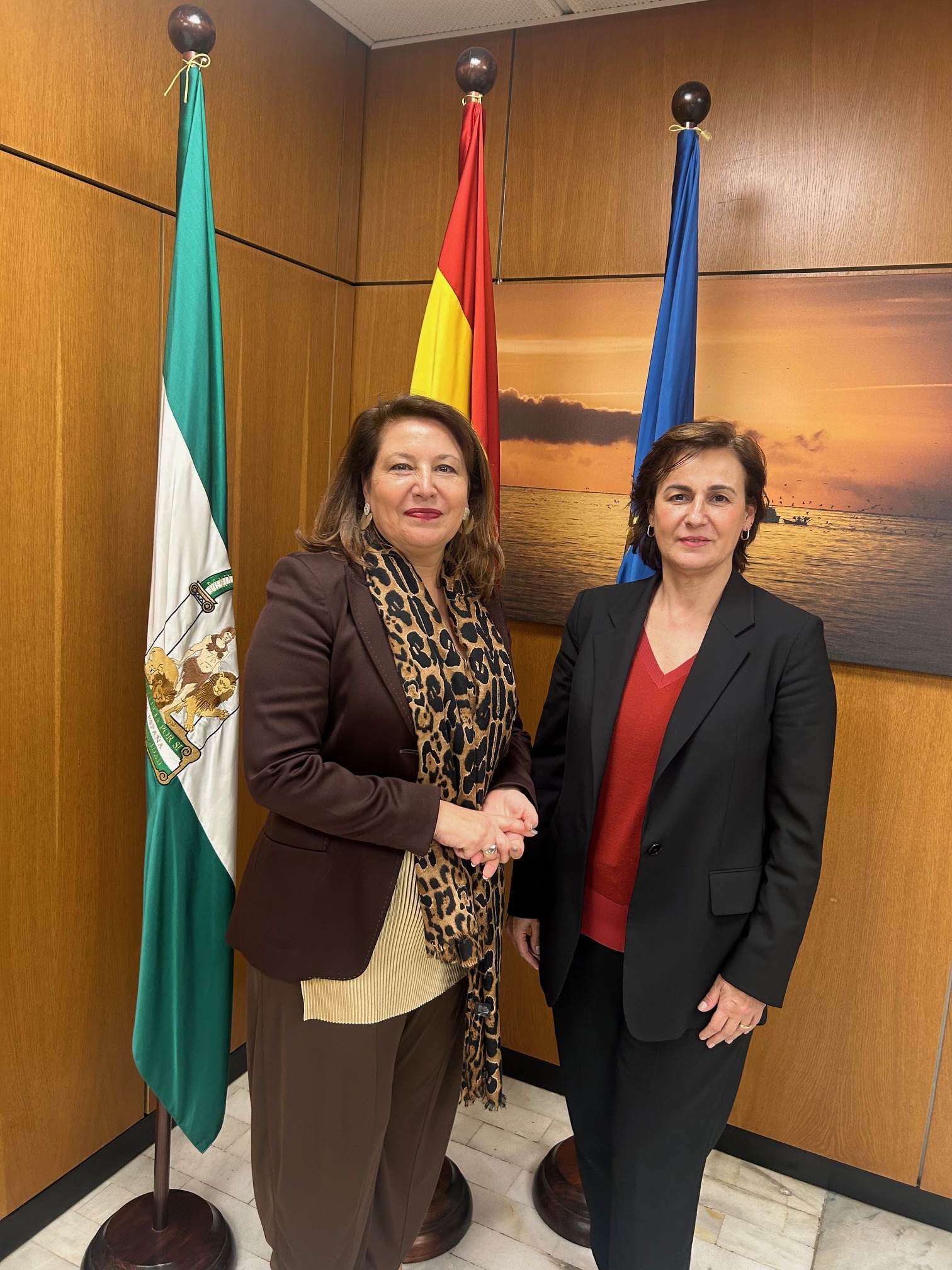 La consejera de Agricultura, Pesca, Agua y Desarrollo Rural de la Junta de Andalucía, Carmen Crespo, ha mantenido una reunión institucional en la sede de la Consejería con la cónsul de Portugal en la ciudad de Sevilla, Cláudia Boesch, con la que ha abordado diferentes temas de interés para dos territorios transfronterizos que, como ha explicado Crespo, “comparten muchos retos y problemas”. La consejera ha puesto en valor los “lazos de hermandad que unen a ambos territorios”, lo que, a su juicio, “es favorab