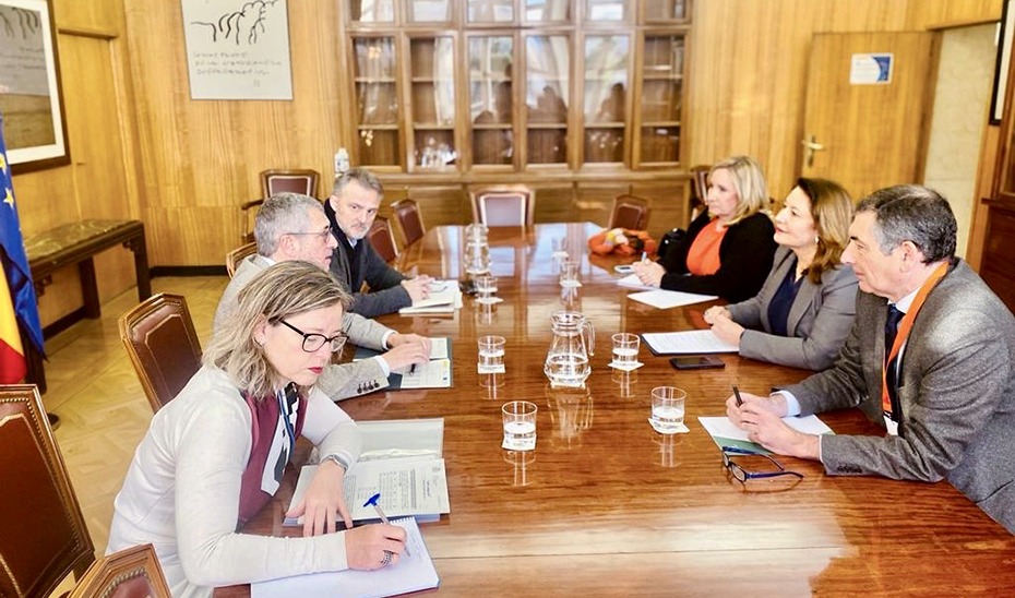 Imagen de archivo de reunión de la consejera Carmen Crespo con el secretario de estado de Medio Ambiente