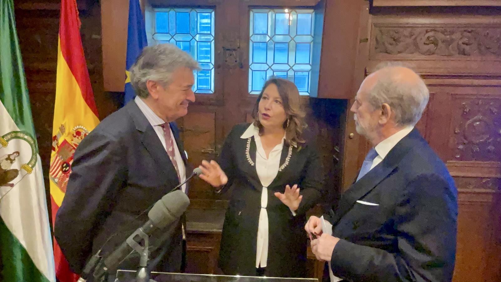 La consejera de Agricultura, Pesca, Agua y Desarrollo Rural, Carmen Crespo, ha presentado este viernes en un acto en la Embajada de España en Bruselas la candidatura de la Conferencia Andaluza de Denominaciones de Origen (DO) e Indicaciones Geográficas Protegidas (IGP) -CADO- a la vicepresidencia de la Asociación de las Regiones Europeas de los Productos de Origen (Arepo). Para ocupar este cargo suele designarse siempre  a una entidad que representa a productores de alimentos amparados por menciones de cali