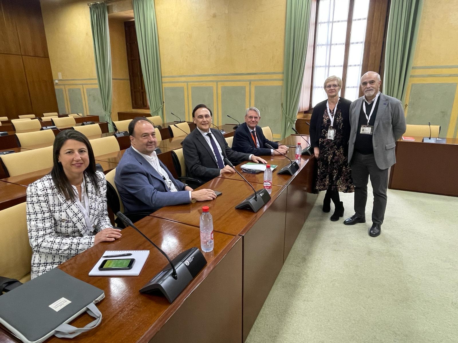 Villamandos durante la reunión con el rector de la UCA y representantes del consorcio académico europeo