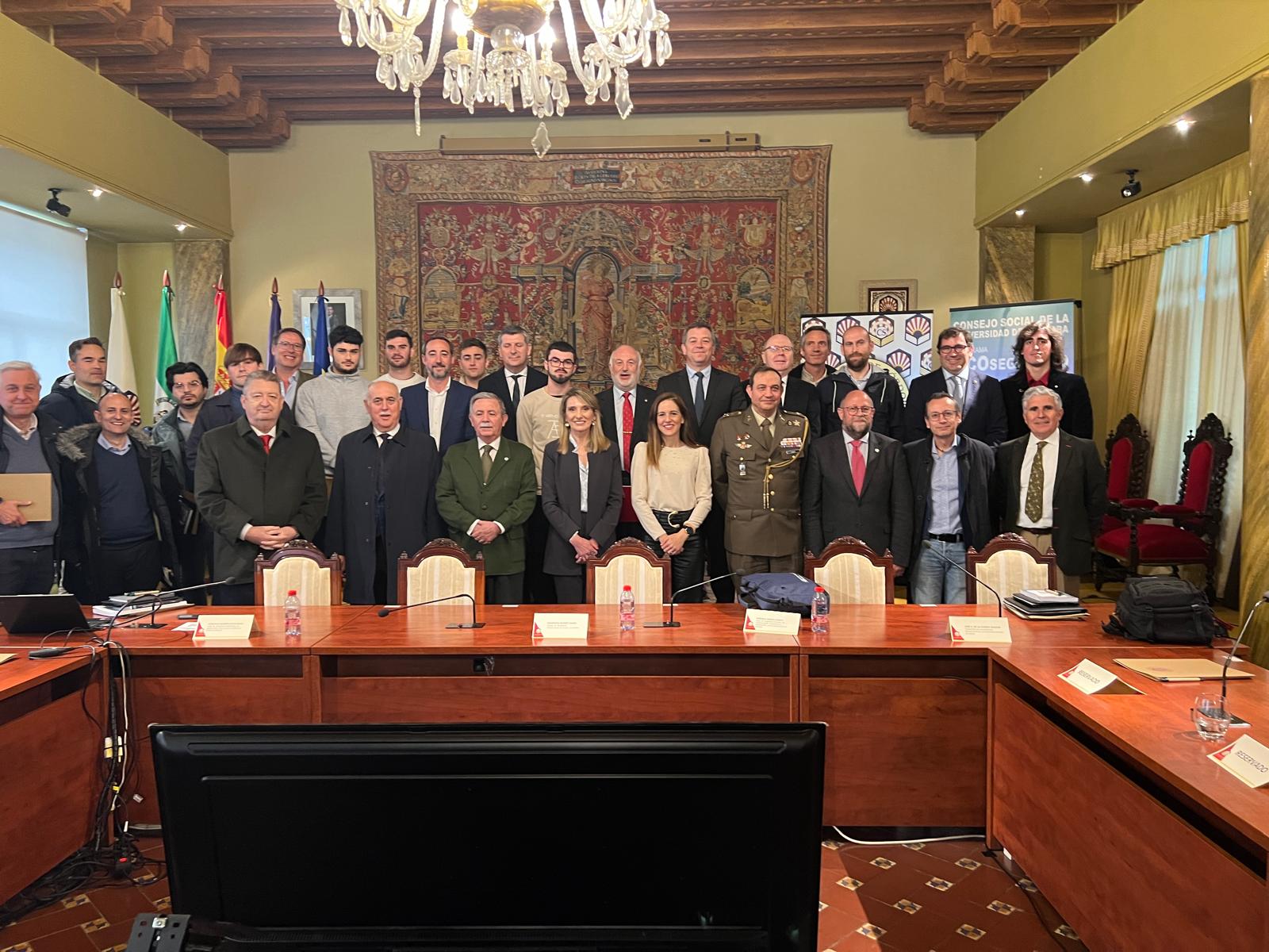 Nieves Valenzuela en mesa redonda sobre defensa