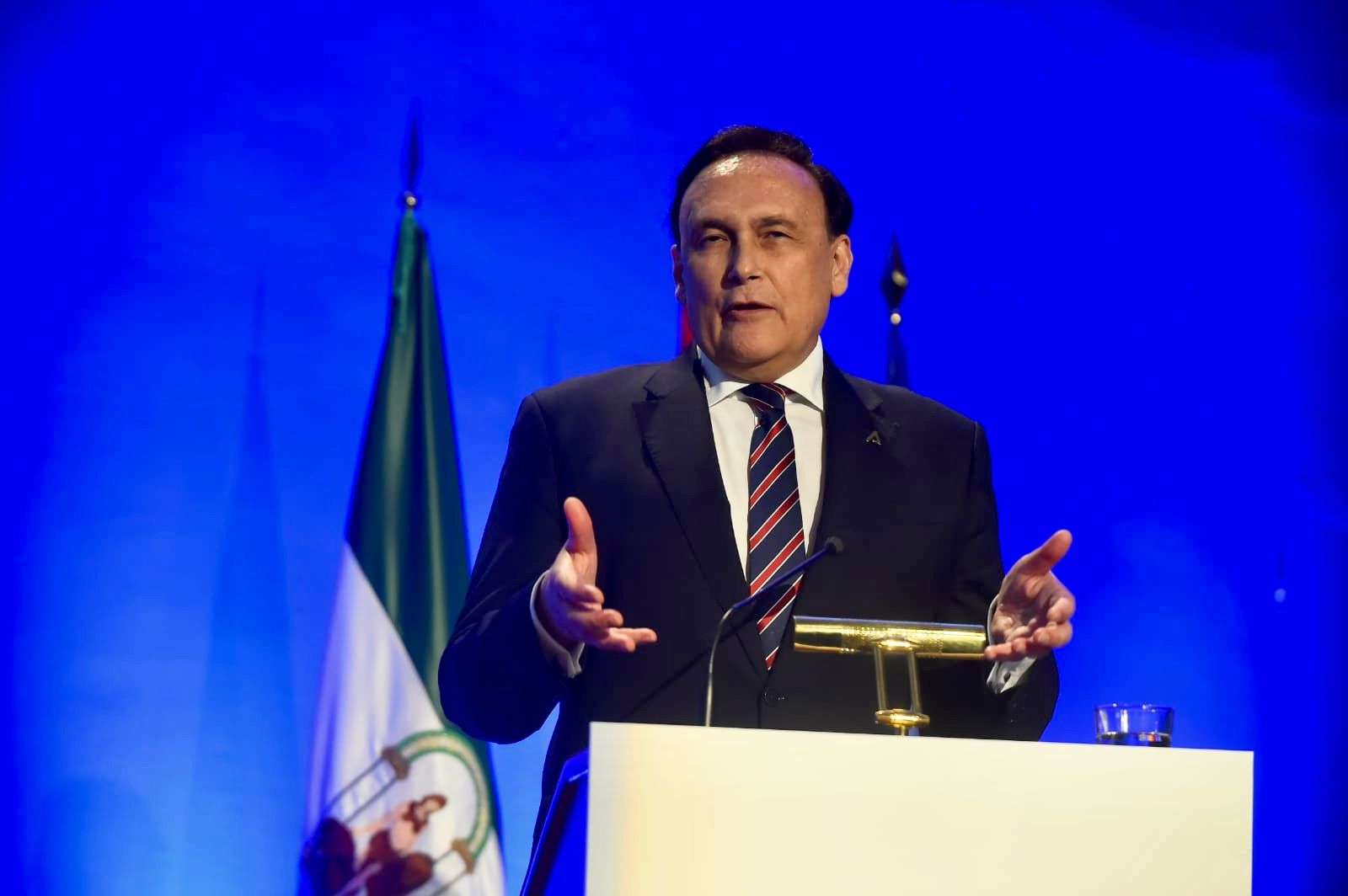 Villamandos durante el acto de investidura del rector de la UMA